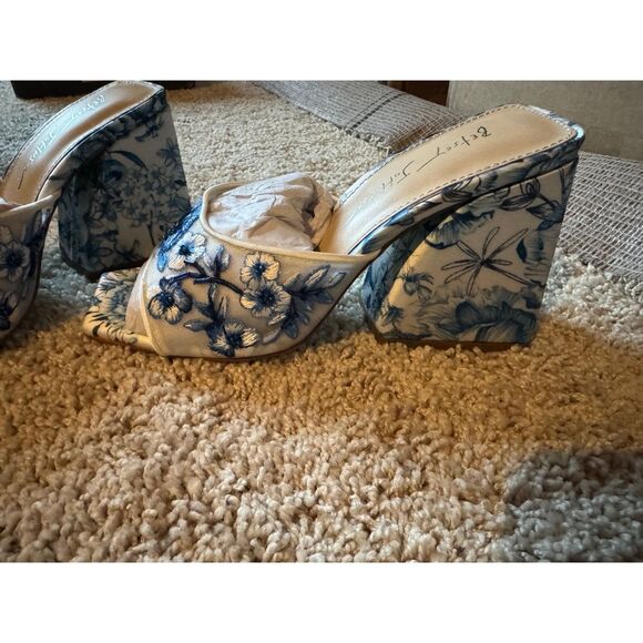 NIB Betsey Johnson Roo Blue Floral Heels Size 7 - Picture 3 of 3